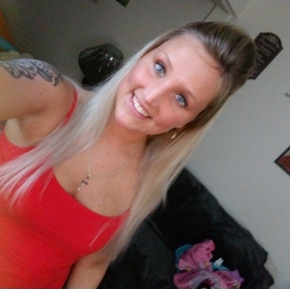 Meet your Posher, Taylor - Picture 2 of 6